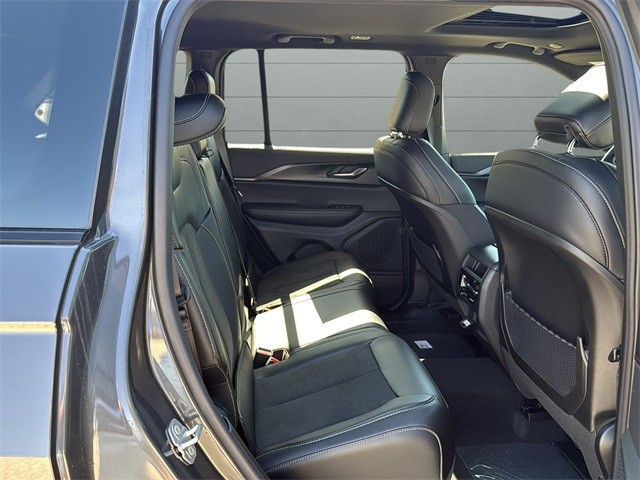 Jeep Grand Cherokee Vehicle Full-screen Gallery Image 14