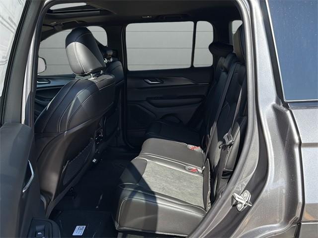 Jeep Grand Cherokee Vehicle Full-screen Gallery Image 17