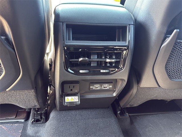 Jeep Grand Cherokee Vehicle Full-screen Gallery Image 18