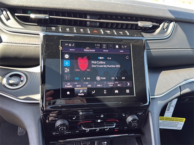 Jeep Grand Cherokee Vehicle Full-screen Gallery Image 22