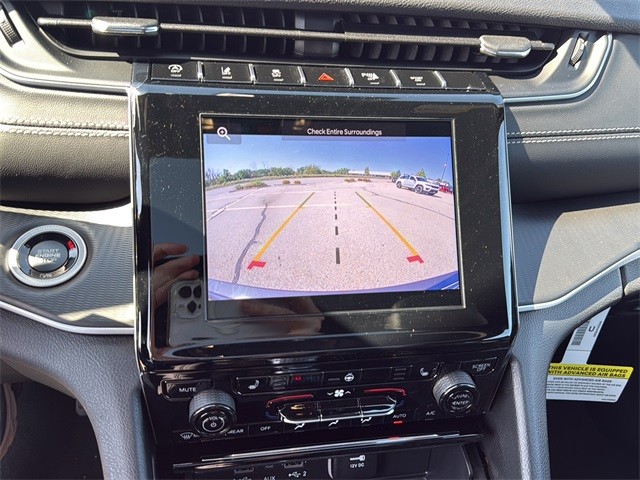 Jeep Grand Cherokee Vehicle Full-screen Gallery Image 23