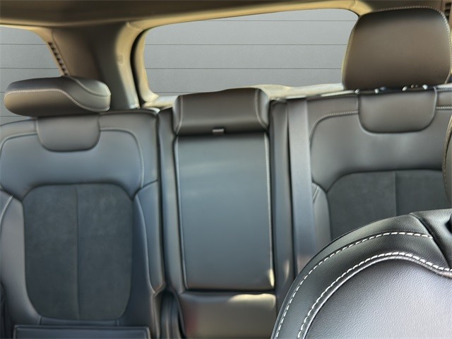 Jeep Grand Cherokee Vehicle Full-screen Gallery Image 28