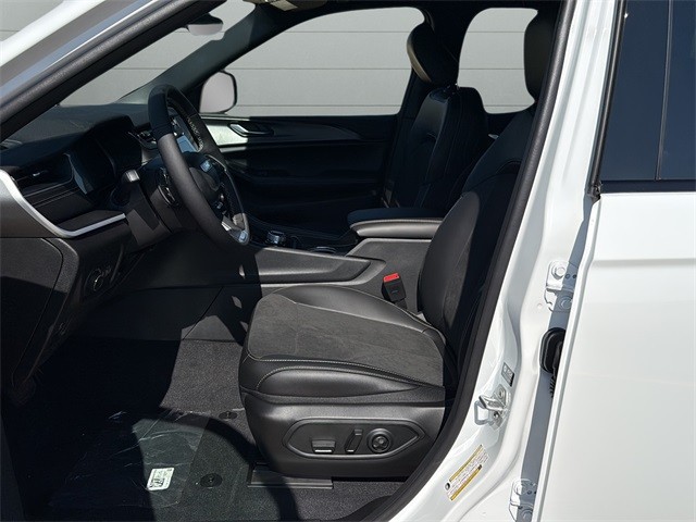 Jeep Grand Cherokee Vehicle Full-screen Gallery Image 9