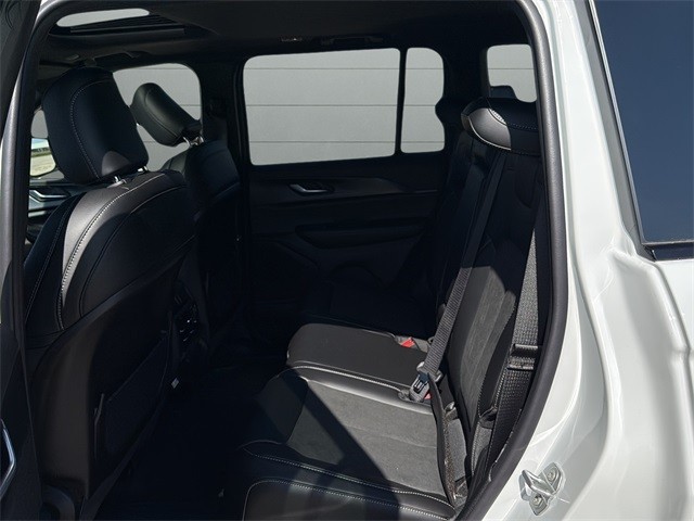 Jeep Grand Cherokee Vehicle Full-screen Gallery Image 16