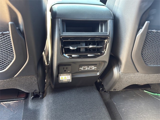 Jeep Grand Cherokee Vehicle Full-screen Gallery Image 17