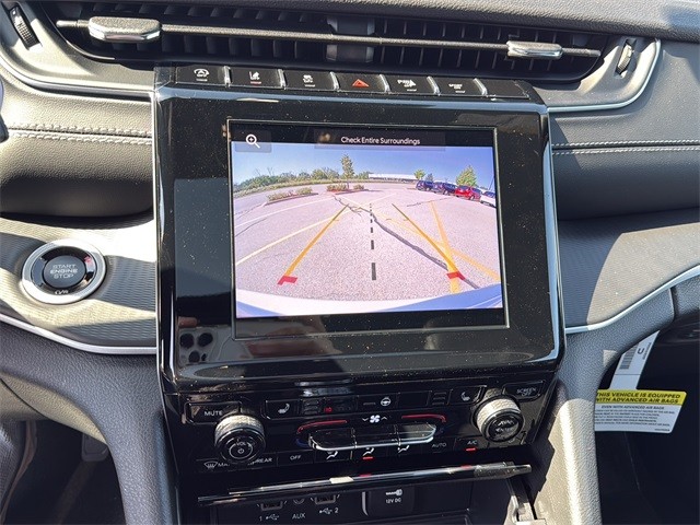 Jeep Grand Cherokee Vehicle Full-screen Gallery Image 22