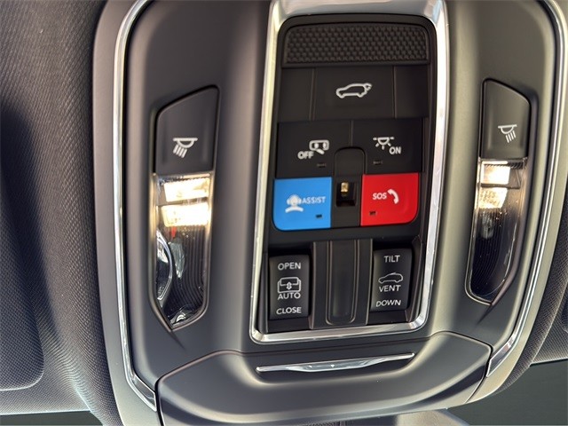 Jeep Grand Cherokee Vehicle Full-screen Gallery Image 23