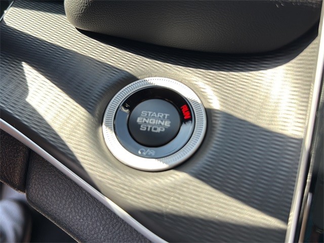 Jeep Grand Cherokee Vehicle Full-screen Gallery Image 24