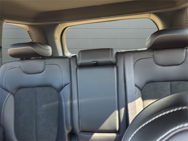 Jeep Grand Cherokee Vehicle Full-screen Gallery Image 27