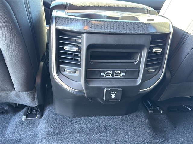 Ram 1500 Vehicle Full-screen Gallery Image 17