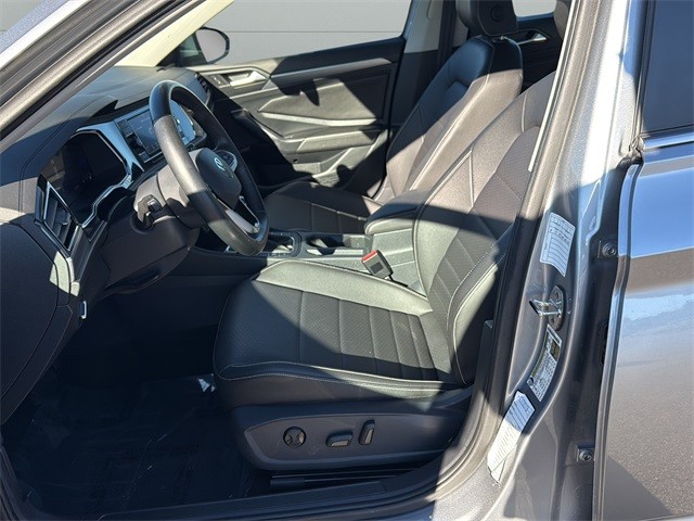 Volkswagen Jetta Vehicle Full-screen Gallery Image 9