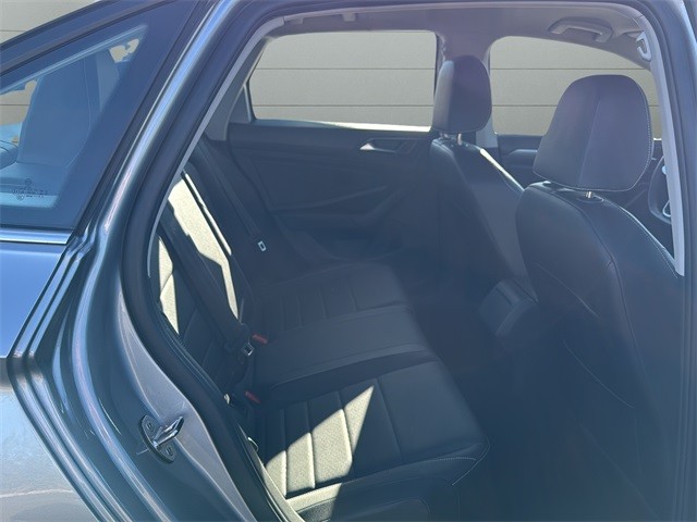 Volkswagen Jetta Vehicle Full-screen Gallery Image 13