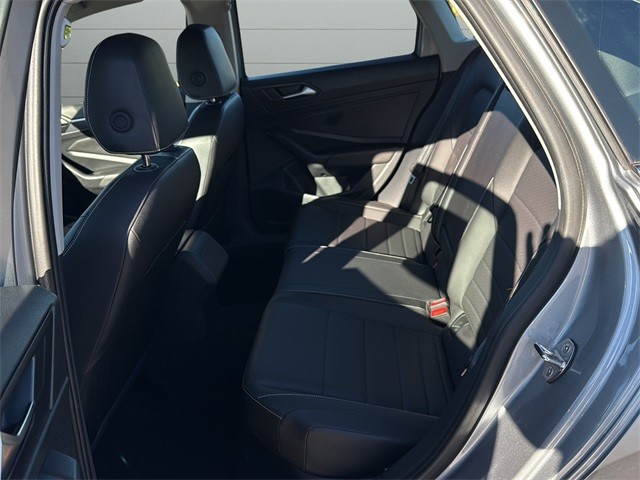 Volkswagen Jetta Vehicle Full-screen Gallery Image 15