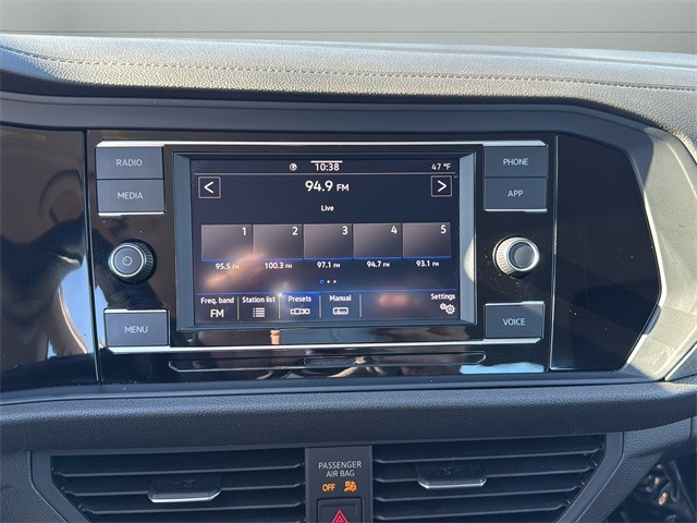 Volkswagen Jetta Vehicle Full-screen Gallery Image 18