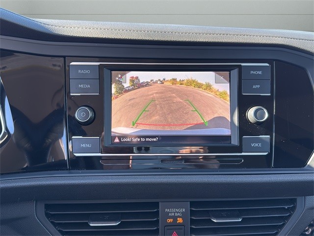 Volkswagen Jetta Vehicle Full-screen Gallery Image 19