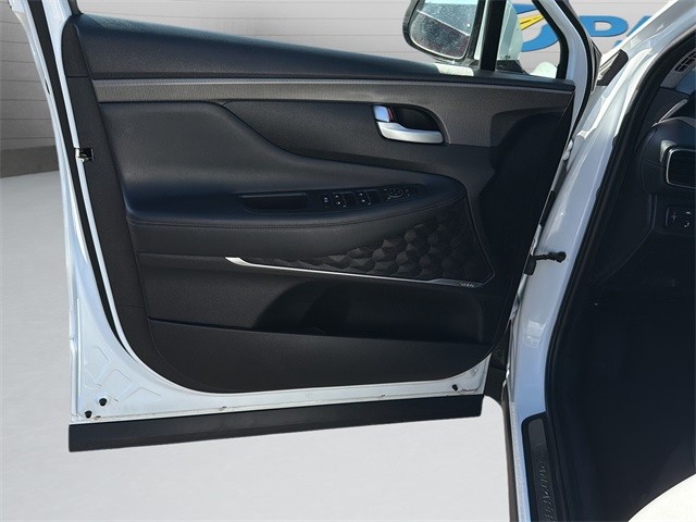 Hyundai Santa Fe Vehicle Full-screen Gallery Image 11