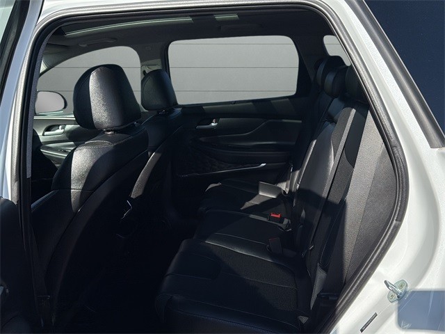 Hyundai Santa Fe Vehicle Full-screen Gallery Image 17