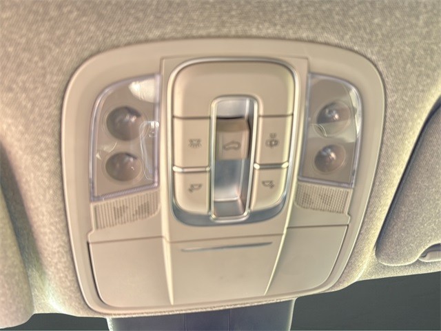 Hyundai Santa Fe Vehicle Full-screen Gallery Image 25