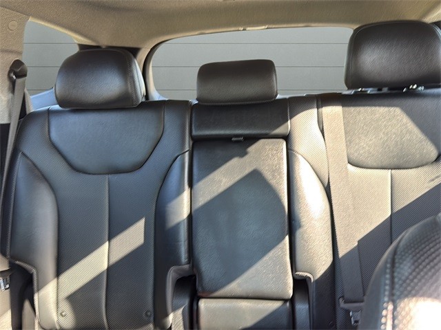 Hyundai Santa Fe Vehicle Full-screen Gallery Image 29