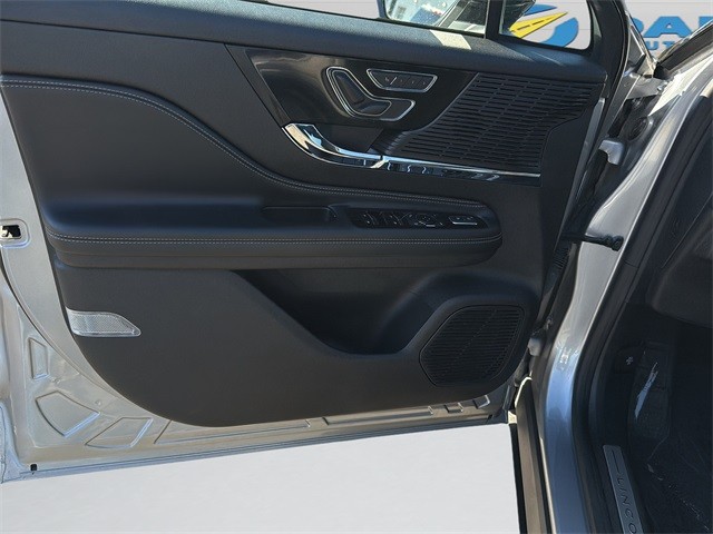 Lincoln Corsair Vehicle Full-screen Gallery Image 11