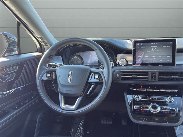 Lincoln Corsair Vehicle Full-screen Gallery Image 12