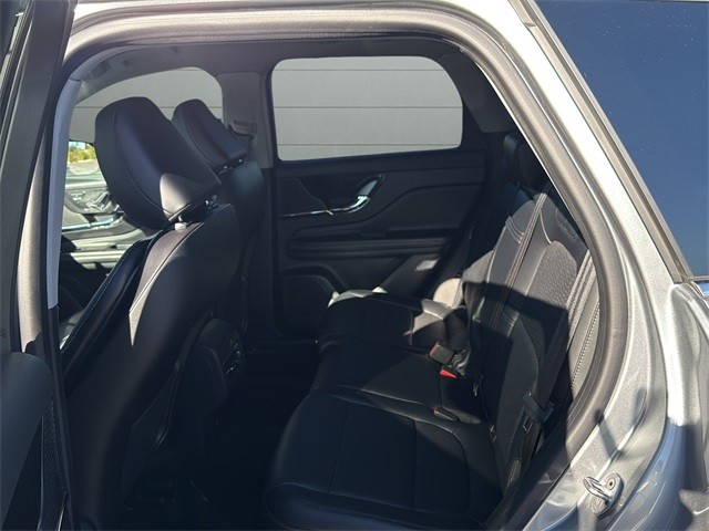 Lincoln Corsair Vehicle Full-screen Gallery Image 16