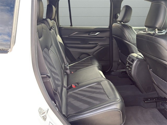 Jeep Grand Cherokee Vehicle Full-screen Gallery Image 14