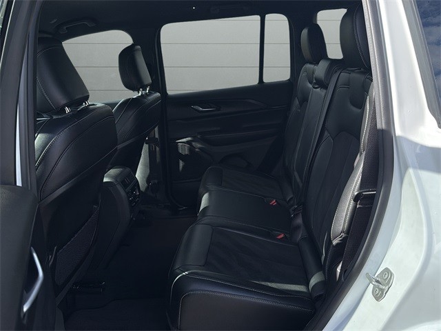 Jeep Grand Cherokee Vehicle Full-screen Gallery Image 16