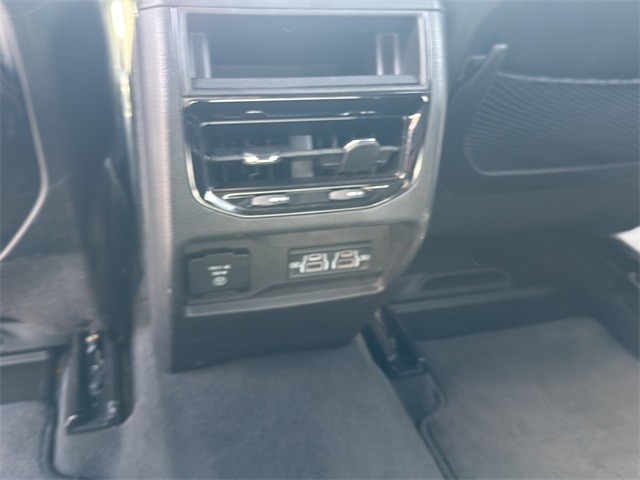 Jeep Grand Cherokee Vehicle Full-screen Gallery Image 17