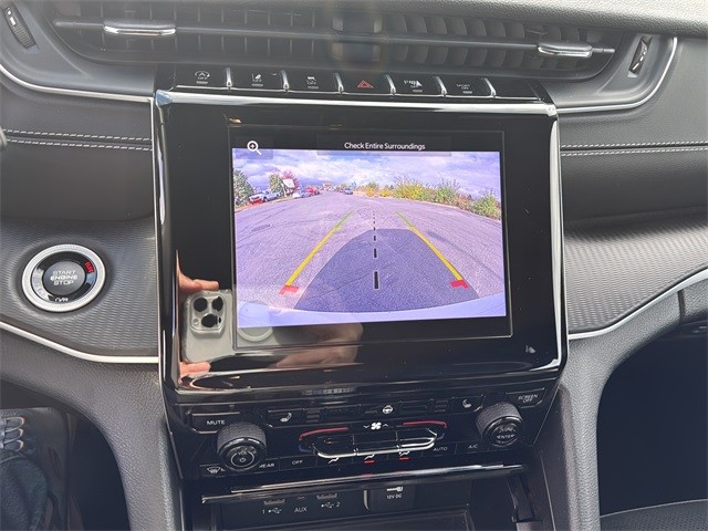 Jeep Grand Cherokee Vehicle Full-screen Gallery Image 22