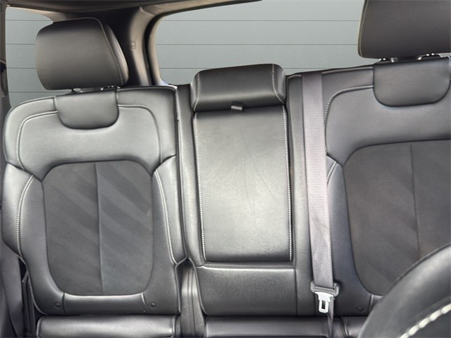 Jeep Grand Cherokee Vehicle Full-screen Gallery Image 27