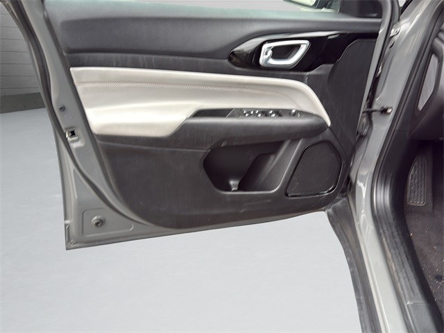 Jeep Compass Vehicle Full-screen Gallery Image 11