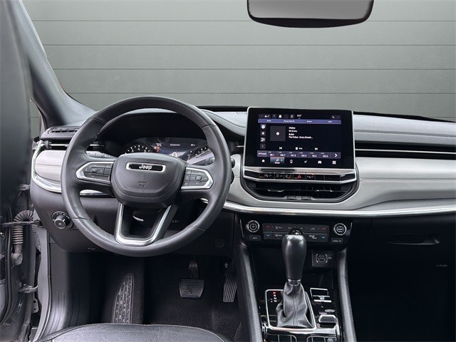 Jeep Compass Vehicle Full-screen Gallery Image 12