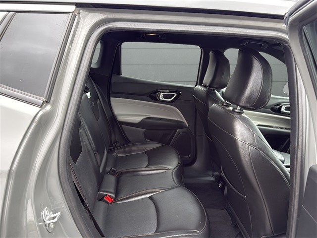 Jeep Compass Vehicle Full-screen Gallery Image 14