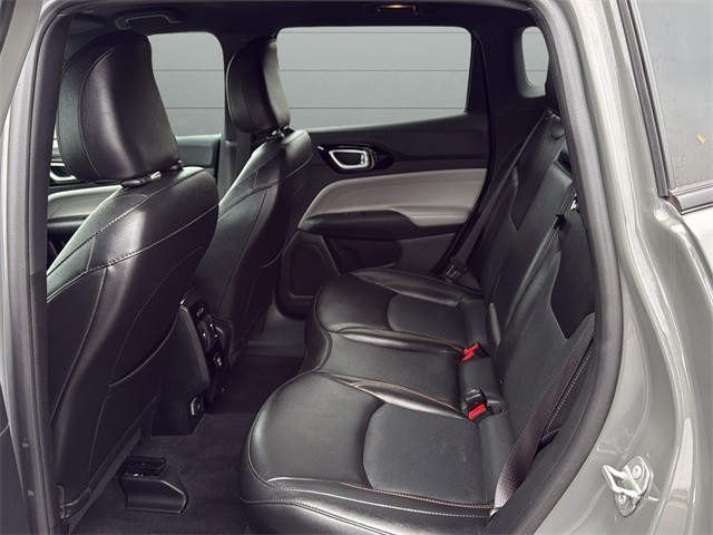 Jeep Compass Vehicle Full-screen Gallery Image 16
