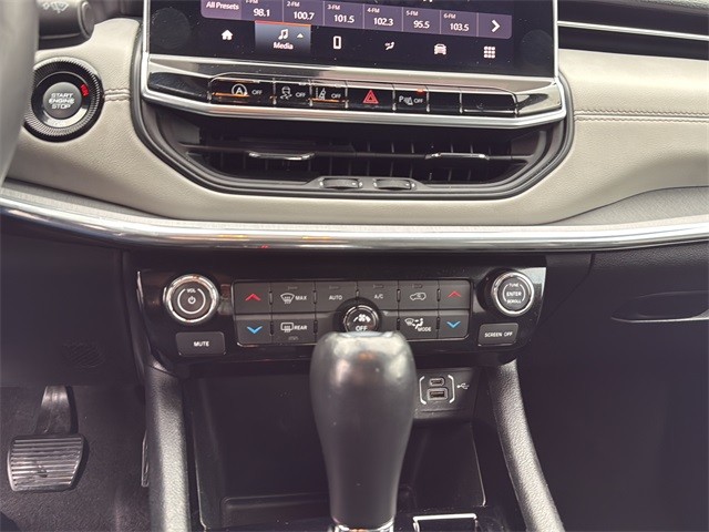 Jeep Compass Vehicle Full-screen Gallery Image 20