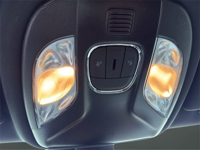 Jeep Compass Vehicle Full-screen Gallery Image 23