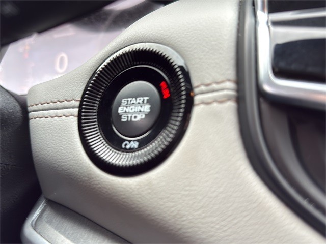 Jeep Compass Vehicle Full-screen Gallery Image 24