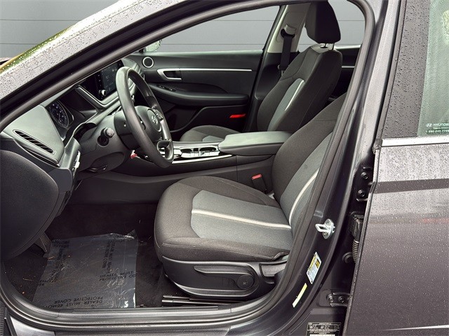 Hyundai Sonata Vehicle Full-screen Gallery Image 10