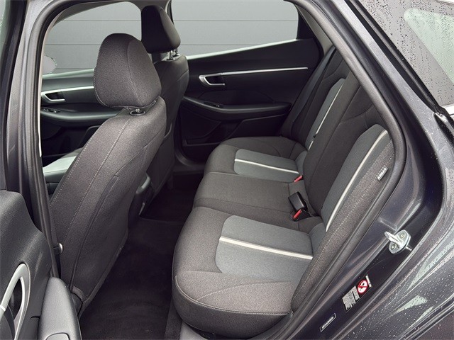 Hyundai Sonata Vehicle Full-screen Gallery Image 16