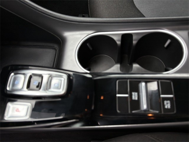 Hyundai Sonata Vehicle Full-screen Gallery Image 19