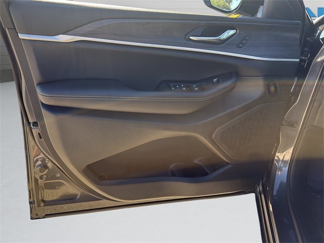 Jeep Grand Cherokee Vehicle Full-screen Gallery Image 11