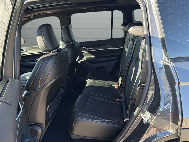 Jeep Grand Cherokee Vehicle Full-screen Gallery Image 17