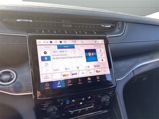 Jeep Grand Cherokee Vehicle Full-screen Gallery Image 22