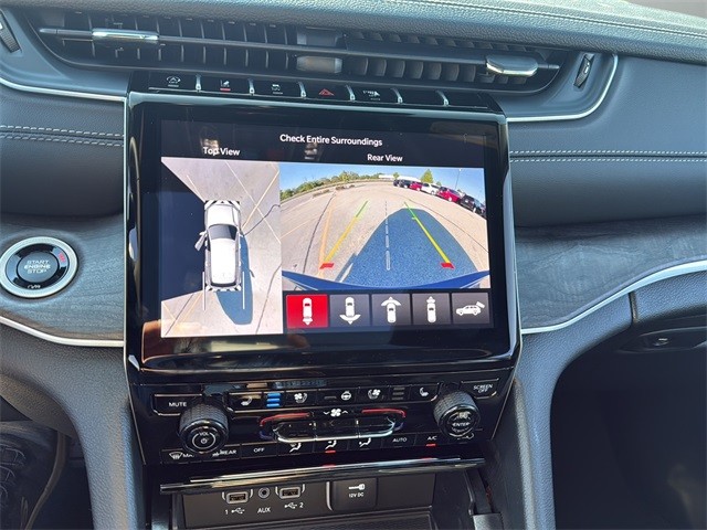 Jeep Grand Cherokee Vehicle Full-screen Gallery Image 23