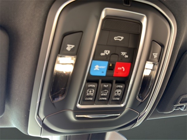 Jeep Grand Cherokee Vehicle Full-screen Gallery Image 24