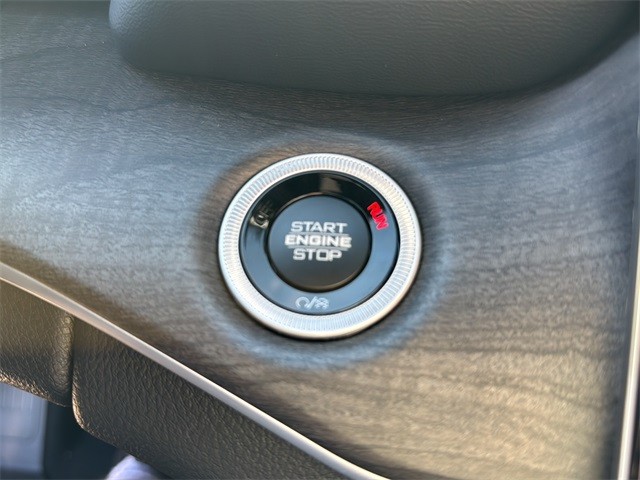 Jeep Grand Cherokee Vehicle Full-screen Gallery Image 25