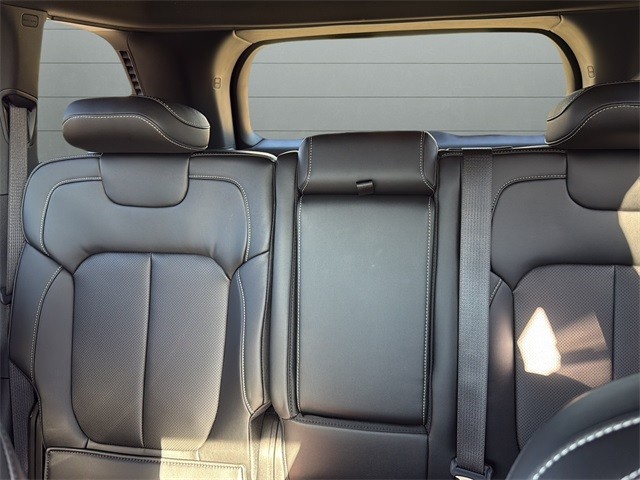 Jeep Grand Cherokee Vehicle Full-screen Gallery Image 28