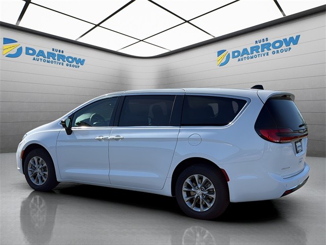 Chrysler Pacifica Vehicle Full-screen Gallery Image 3