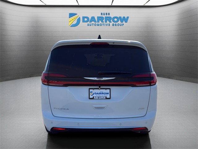 Chrysler Pacifica Vehicle Full-screen Gallery Image 4